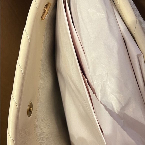 Tory Burch Cream Quilted Shoulder Bag NWT - Picture 7 of 10